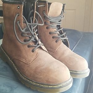 DR MARTENS YOUTH DELANEY - DARK BROWN